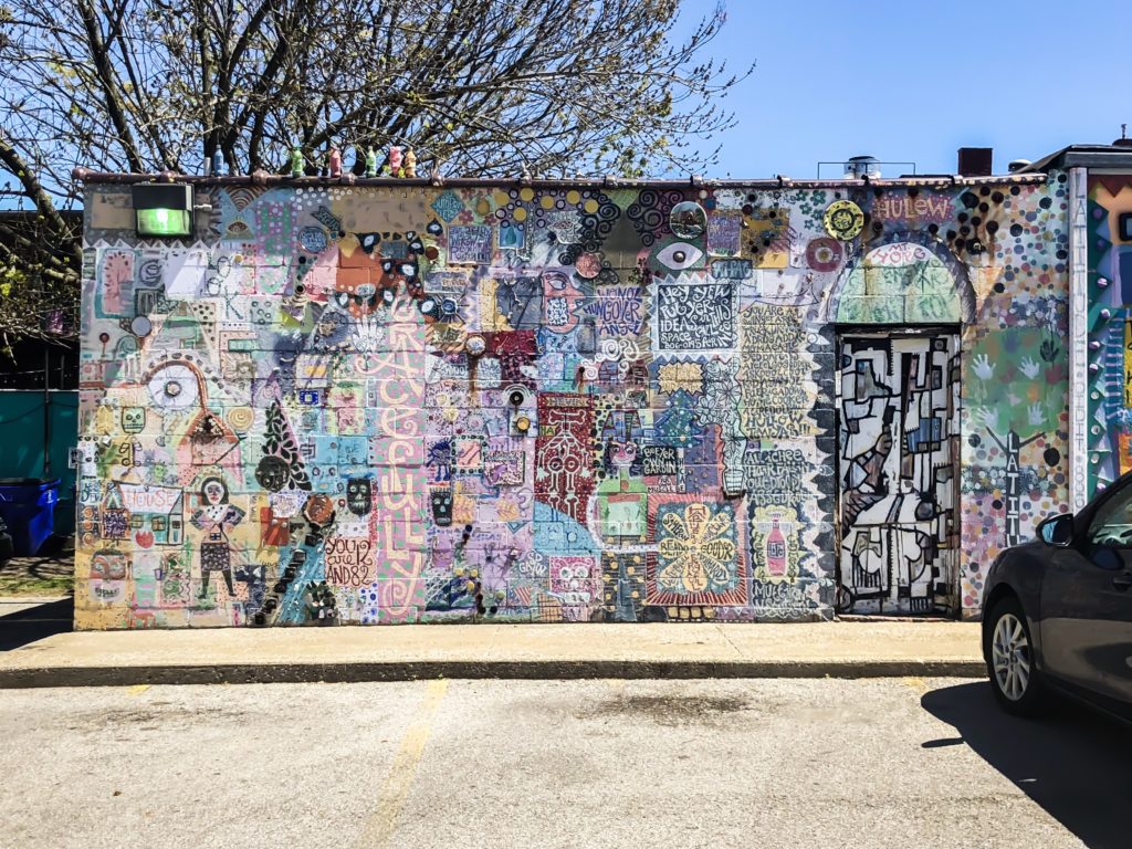 I've been having fun sharing all of the murals and street art that we have throughout Lexington. I think it's something that makes our city beautiful, interesting, and unique. If you look closely, you can find street art or murals just about everywhere you look! #sharethelex #lexingtonky #kentucky #visitlex #travelky #mural #art #streetart #graffiti #legalgraffiti