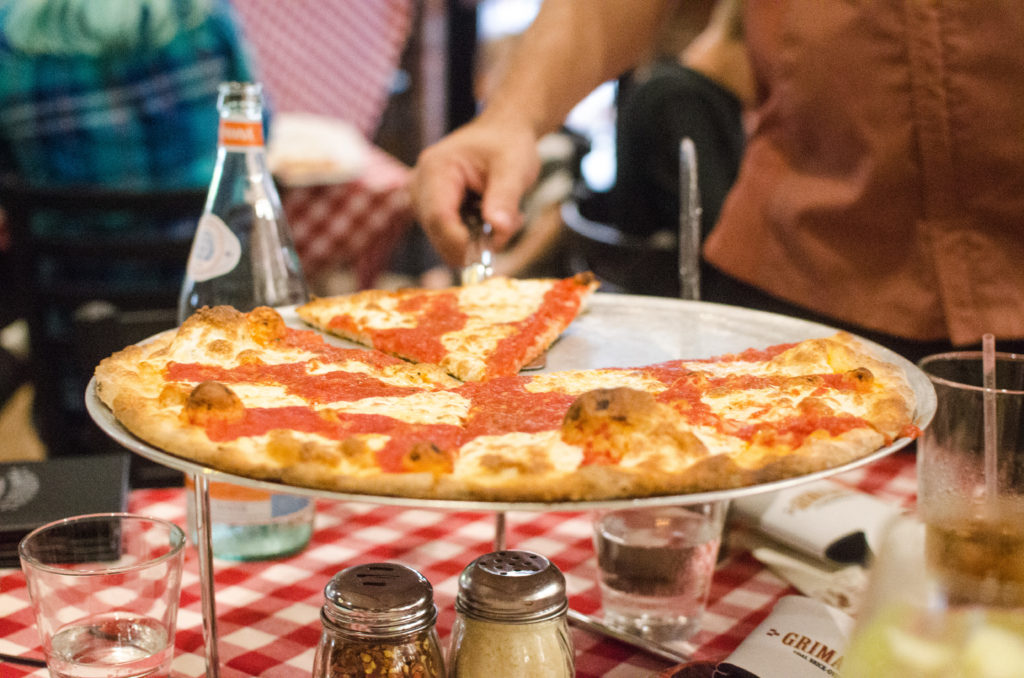 Earlier this month, I was invited to Grimaldi's to preview their fall menu before it was released to the public the following week on September 10, 2018. #sharethelex #lexingtonky #kentucky #pizza #fall #food #italian #dessert